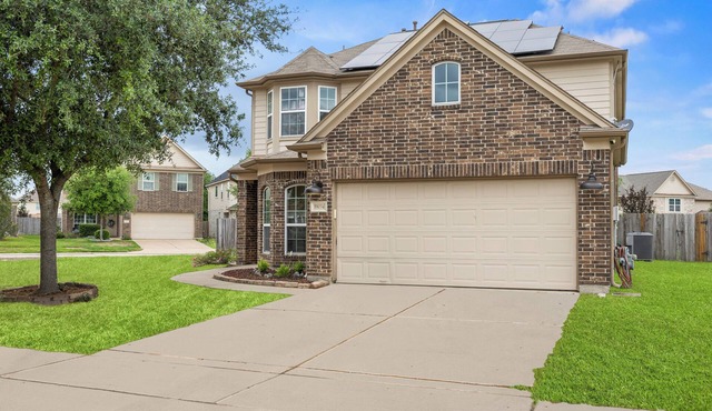 Cozy Spacious 5-bedroom Residence with Office!