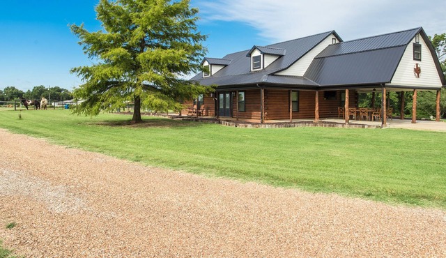 Cozy, spacious and luxurious cabin retreat located right outside DFW!