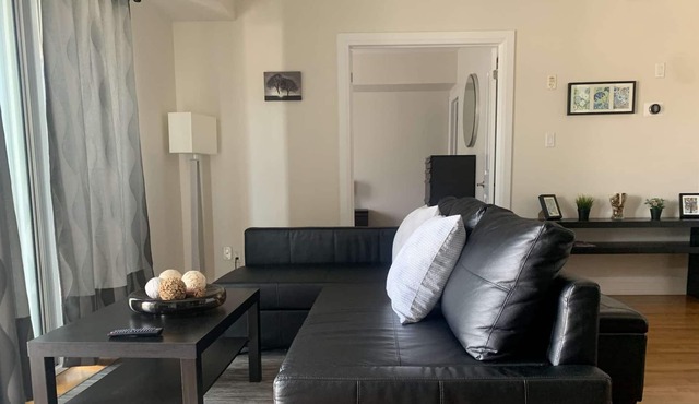 Cozy & Spacious Comfortable Loft Suite + Free Parking