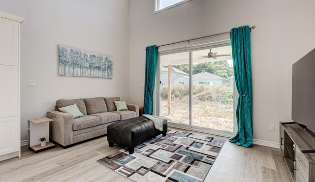 Cozy, spacious family home w/Arcade! 5 mins from Beach!