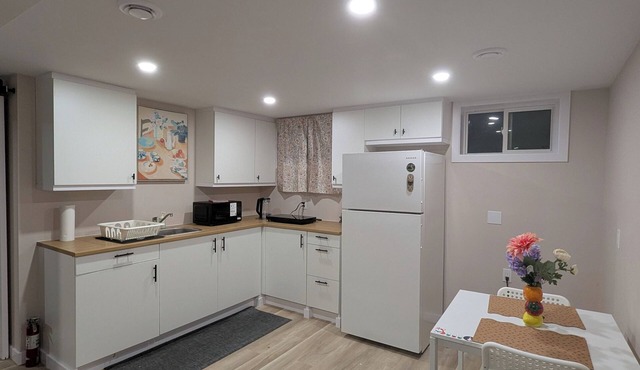 Cozy & Spacious Family Friendly Basement Unit with Private Room and Bathroom