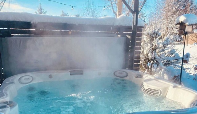 Cozy,spacious,family friendly private bungalow with hot tub