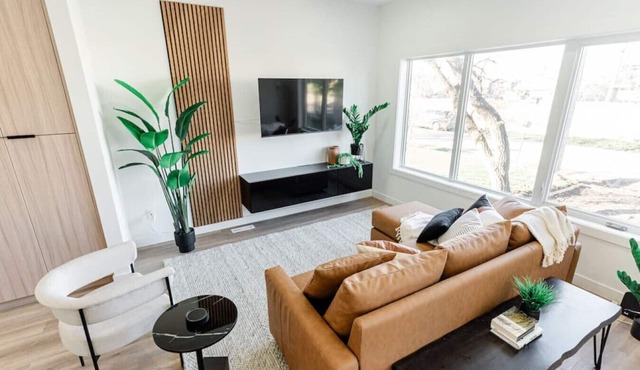 *Cozy & Spacious | Free Parking | 15 min Downtown*