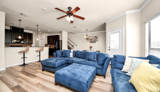 Cozy & Spacious Getaway -4Bedroom With King bed & Backyard