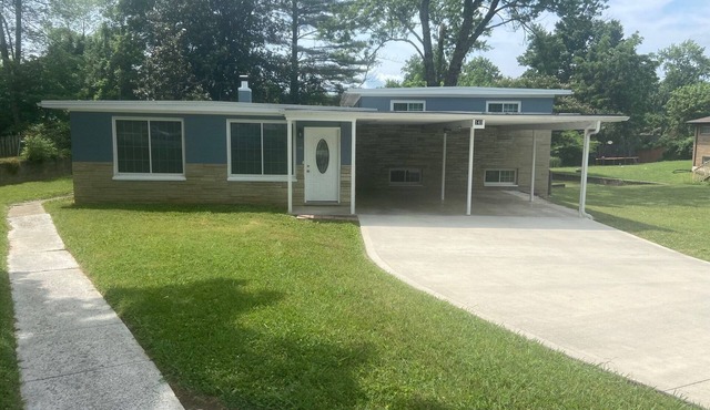 Cozy, Spacious, Great Location to amenities