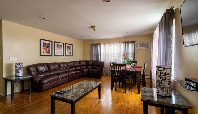 Cozy, Spacious Home in Queens close to JFK Airport