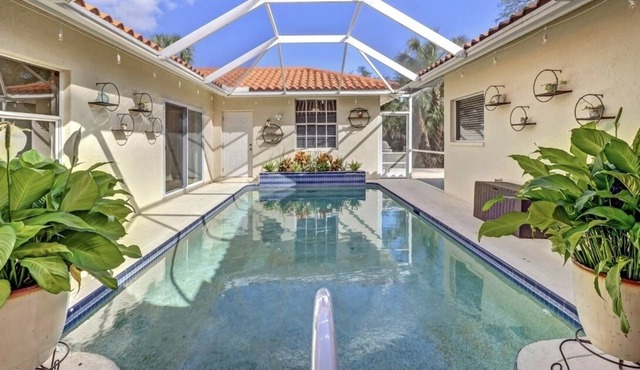 Cozy spacious home! Enjoy this entertainers delight.