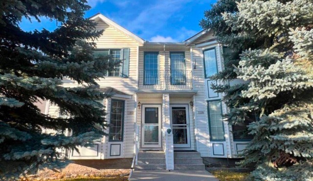 Cozy & Spacious Home in Prime SW Calgary Location Near Amenities!