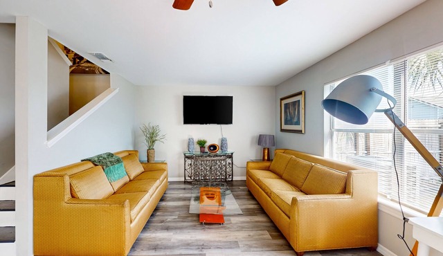 Cozy Spacious Home with Private Backyard and Patio, near shopping