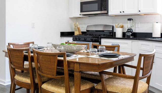 Cozy & Spacious Home Near NYC, 5 mins from Train