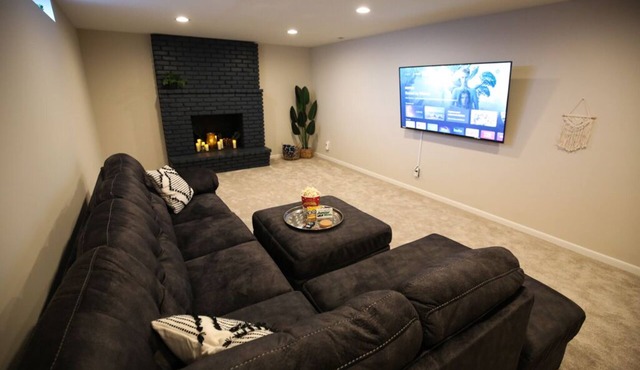 Cozy Spacious Home Near DT, Ski, Sled & Skate Parks