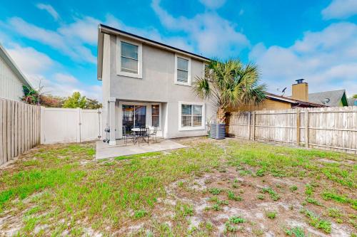 Cozy Spacious Home with Private Backyard and Patio, near shopping