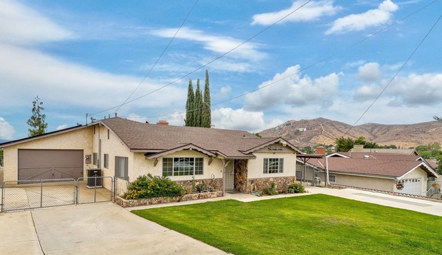 Cozy Spacious Home w/ Game Room in Riverside