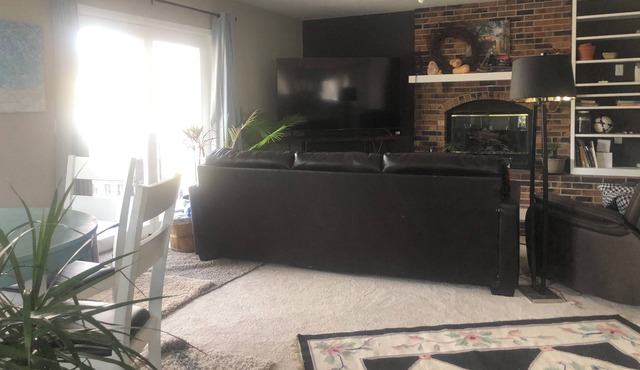 Cozy spacious home with fireplace privacy deck next mall America