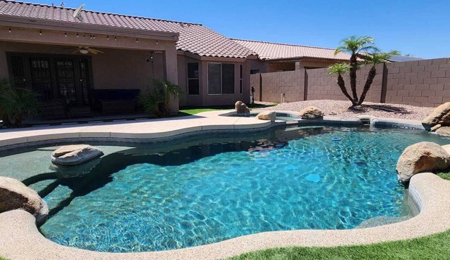 Cozy Spacious House, Pool Heater, Spa, Firepit