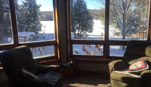 Cozy, spacious lakeside home, less than 15 minutes to town.