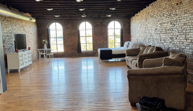 Cozy spacious loft in the beautiful downtown historic district in Hannibal.