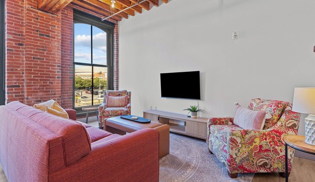 Cozy Spacious Loft Next to the Arch – Casino, Conventions & Stadiums