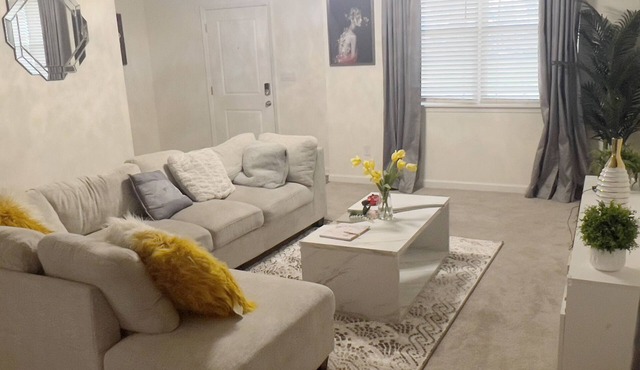 Cozy Spacious Modern Lakeview Home Located Near Downtown Indianapolis