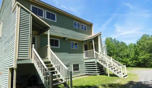 Cozy & Spacious Ski Condo 1 mile from Mount Snow VT