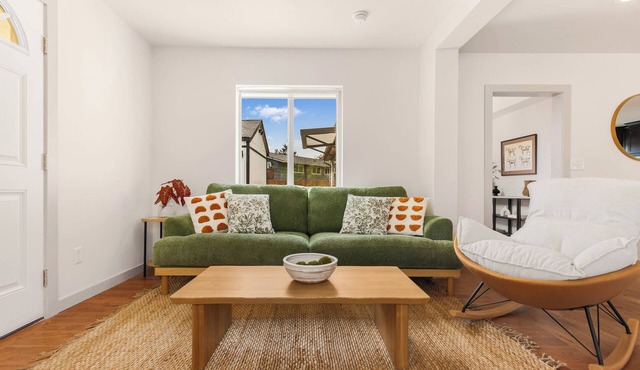 Cozy & Spacious 3BR/2BA Family Home. Easy I-5 Access.