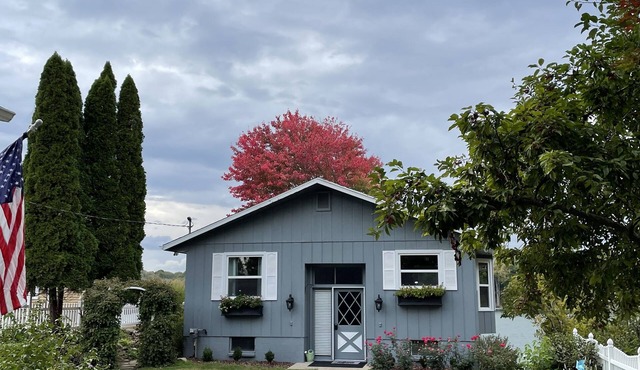 Cozy Spotless Lake Cottage- Sports Lake, Gorgeous Sunsets, and Relaxation+