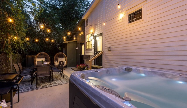 Cozy Spring Night HotTub Firepit PetFriendly Patio