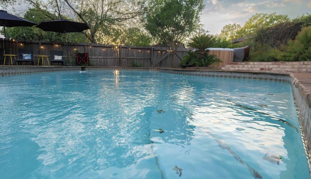 Cozy Spur - Close to Lackland, Pool, Hot tub & Games