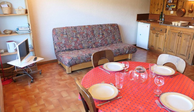 Cozy studio for 4, pets allowed, parking