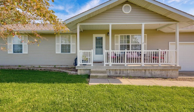 Cozy Stafford Home w/Outdoor Pool: Pets Welcome!
