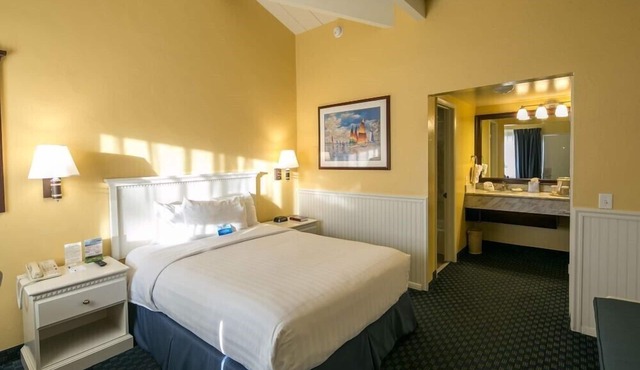 Cozy Standard Queen Room Near Beach and Across Lake!