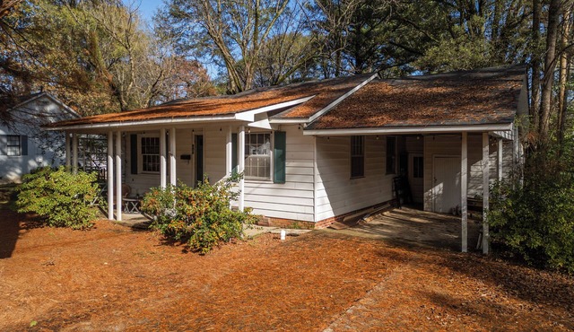Cozy Starkville Cottage 2 BR/1BA 1.9 Miles to Mississippi State University.