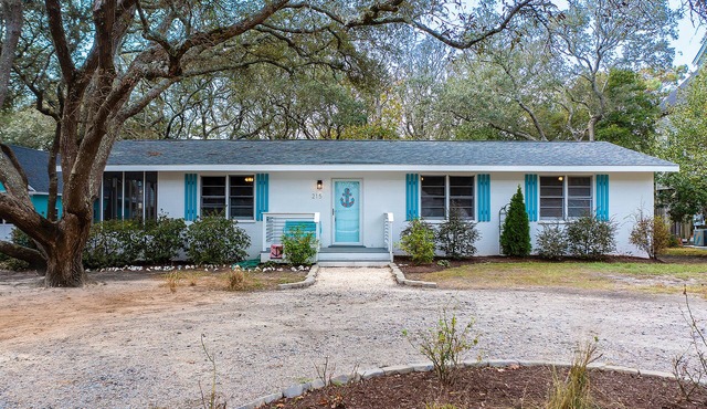 Cozy stay close to everything with backyard, bikes, grill, & washer/dryer