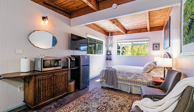 Cozy stay just 5 minute drive to Volcano National Park, Winery and Golf!