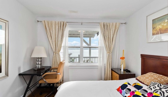 Cozy stay overlooking the basin (hot tub and parking only by request)