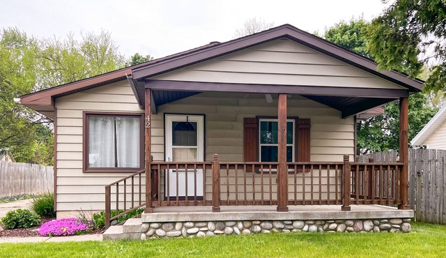 Cozy stay with backyard firepit and minutes from GR