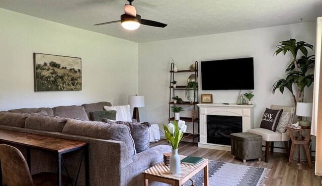 Cozy Stay with King Bed, Pets OK, Watts Bar, Easy Checkout Near I-40