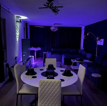 Cozy Stay with Pool Relax with Easy Access to Highway