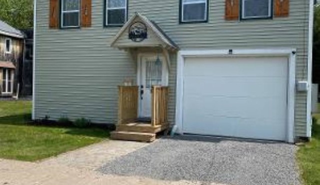 Cozy stay within walking distance to everything!