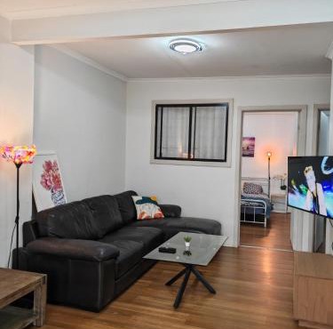 Cozy Stays - 15 mins to Airport & 500m to Train