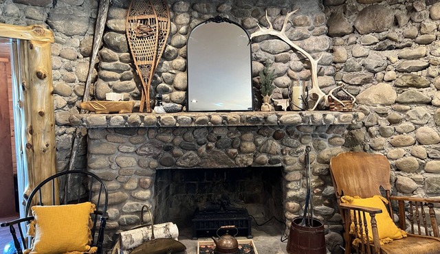 Cozy Stone Cottage overlooking Smith Lake