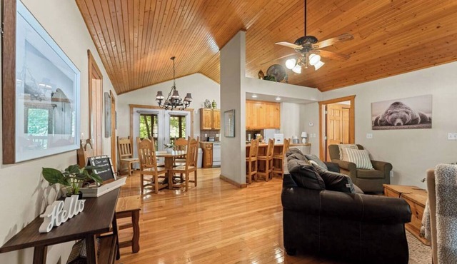 Cozy Stonebridge Cabin, near Silver Dollar City