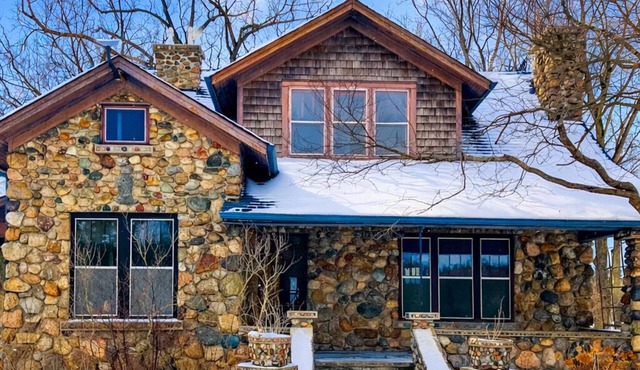 Cozy Stonehouse, located just on the outskirts of Aylmer