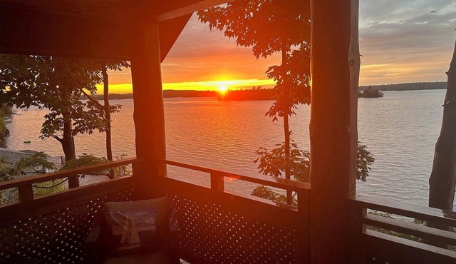 Cozy Stoney Lake Cottage Suite, with fireplace, stunning lake view-Pet Friendlyn