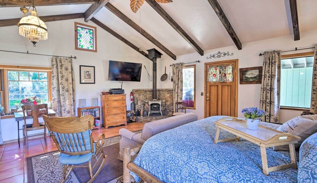 Cozy 'Story Book Barn Cottage' w/Scenic View