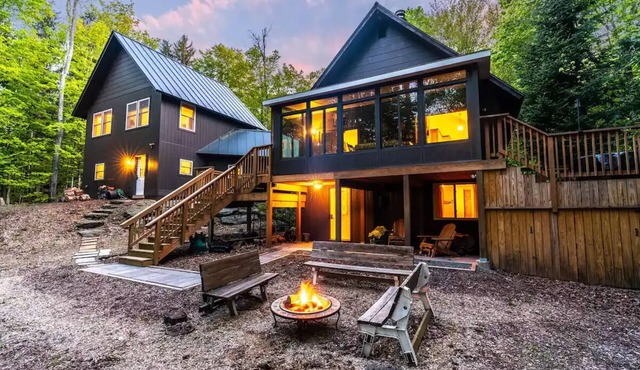 Cozy Stowe Retreat w/Hot Tub for Families & Groups