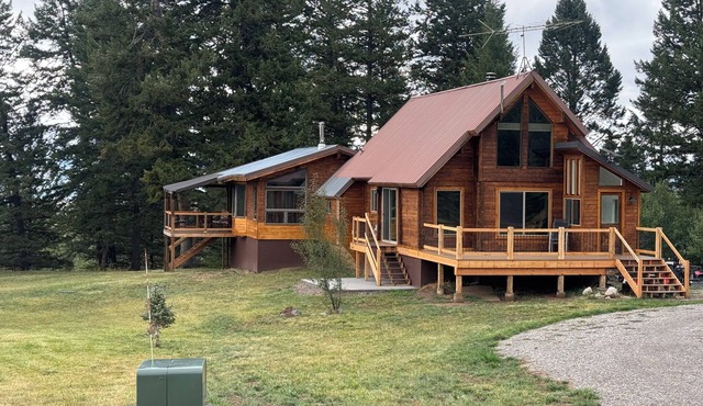 Cozy Strawberry Creek Cabin with WiFi bordering forest in Bedford, WY