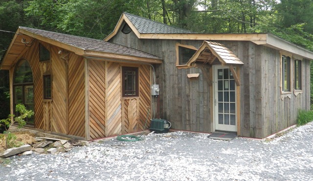 Cozy streamside cabin, convenient to Ski Liberty and Gettysburg