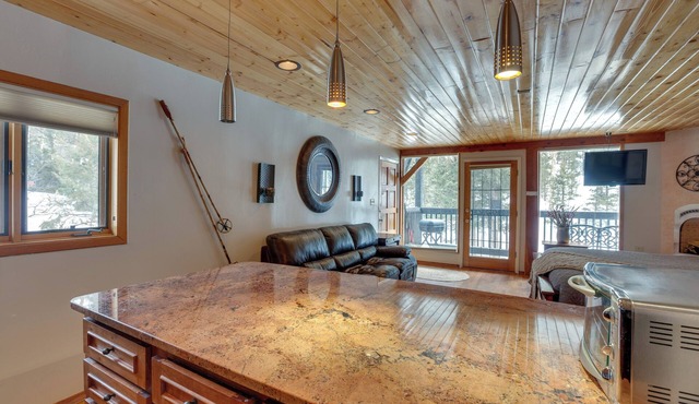 Cozy Streamside Studio - 2 Mi to Taos Ski Resort!