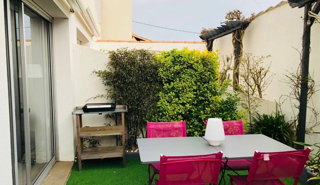 Cozy Studio Near Lutins Beach – Private Terrace, Parking & Pet-Friendly